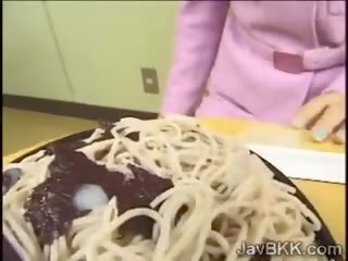 Kuszące żona z japonia uwielbia jedzenie ubrany z sperma