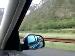 Uly emjekli italiýaly lora droçit etmek on the highway