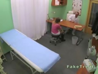 Uhkea potilas perseestä mukaan lääkärit akseli sisään an toimisto