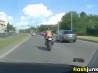 टॉपलेस टैटू चिक राइडिंग एक motorcycle