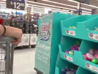 A tikras iškrypėlis recording a karštas pupytė į walmart -