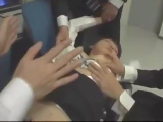 Unconscious văn phòng lassie ngón miệng fucked lược qua cô ấy colleagues trên các cái ghế trong các văn phòng