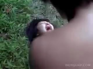 Dễ vỡ á châu trẻ người phụ nữ nhận tàn nhẫn fucked lược ngoài trời