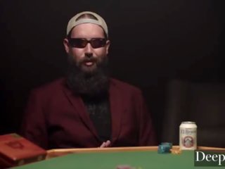 Deeper&period; gambler bets ของเขา สวยงาม เมีย ใน สูง stake เกมส์
