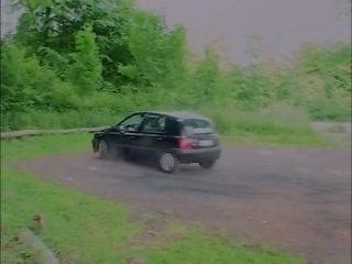 Joven pareja en un coche y en naturaleza