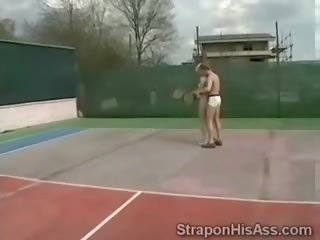 Blondinke tenis players konci sesanje ji trainers manhood