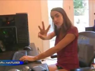 Jeri _ amatir gamer muda perempuan onani dengan sebuah mouse
