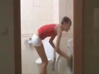 Vëlla dhe motër në toilette