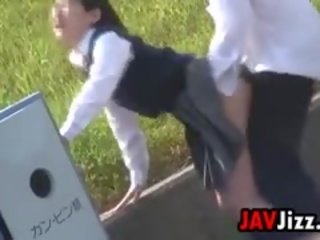 Japonez elevele futand în public