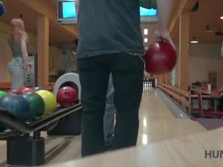 Hunt4k. srečen fucker organizes čudovit pickup v bowling kraj