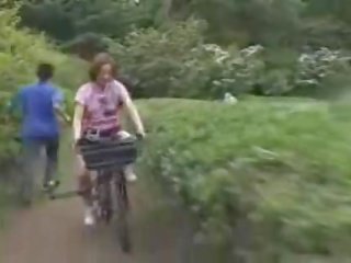 اليابانية ابنة استمنى في حين ركوب الخيل ل specially modified جنس فيلم دراجة هوائية!
