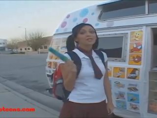 Icecream truck blondt kort haired tenåring knullet og spiser cumcandy