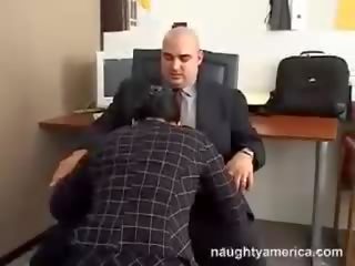 Mustanahaline juuksed reina leone imemine tema ülemus tuumakas riist sisse a kontoris