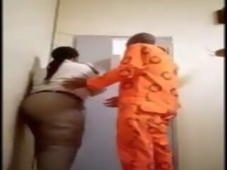 Kvinnlig fängelse warden blir körd av inmate: fria xxx klämma b1