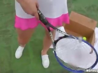 Pelirroja tenis galleta toma venganza en su amante