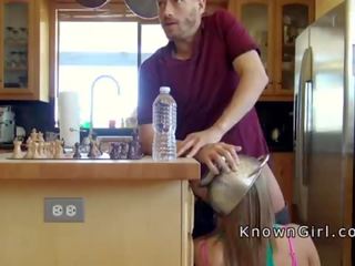 Szőke cheater szopás pénisz -ban a konyha