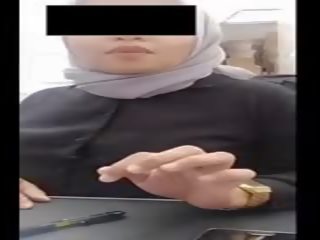 Hijab amoureux avec grand seins heats son garçon à travail par webcam