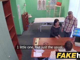 Falsificação hospital checa médicos pessoa cums sobre sexualmente aroused a trair wifes apertada cona