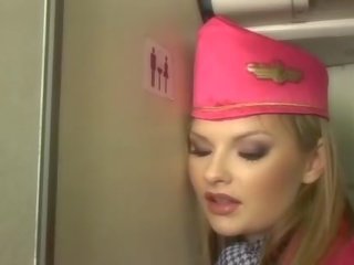 Mooi blondine stewardess zuigen manhood onboard