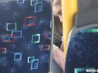 Adolescent pořady a pár mající špinavý video v the autobus