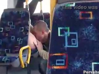 Xxx film și exhibitionist cuplu pe public autobus