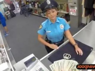 Vollbusig liebhaber polizei offizier pawn sie weapon und muschi für bargeld