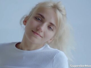 SUPERBE full-blown Blonde Bella Luz Strips Naked And movs Pussy