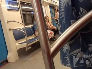 Κάτω από την φούστα σε ο subway αμάξι