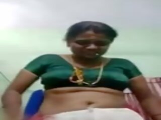 Tamil täti removes saree ja elokuvat iso koekäytössä