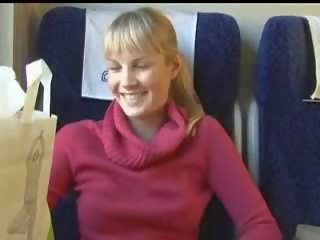 สมัครเล่น บลอนด์ ใช้ปากกับอวัยวะเพศ ใน รถไฟ วิด