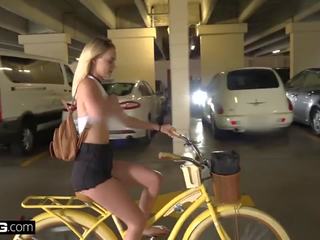 Amatör tonårs kenzie pov fan i offentlig bike rum
