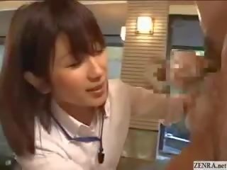 Срамежлив японки служител дава навън чекии при groovy пружина