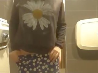 Jovem asiática damsel masturbação em mall casa de banho: adulto vídeo ed