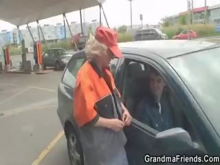 Gas station grootmoeder geneukt in de platteland