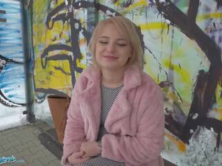 Öffentlich agent amateur teenager mit kurz blond haar plauderten nach oben bei busstop und taken bis keller bis erhalten gefickt von groß schwanz