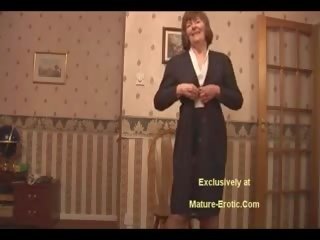 Очарователен бабичка в чорапогащи и пояс видеоклипове край космати