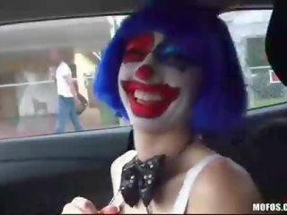 Snella clown mikayla mico scopata in pubblico