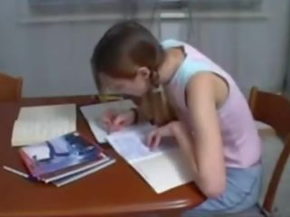 Стъпка брат подпомагане тийн сестра с homework