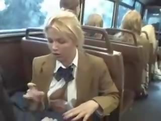 Blond babe suge asiatisk adolescents stikk på den buss