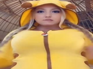 Menyusui rambut pirang kepangan kuncir pikachu menyebalkan & spits susu di besar payudara sehat di penis buatan snapchat x rated klip klip