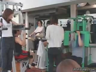 Virado em público ginásio exercício com um ver part1