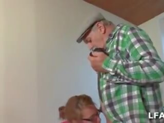 Elle suce papy pendant qu elle se fait enculer