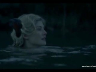 Rosamund pike hubo't hubad eksena - kababaihan sa pag-ibig