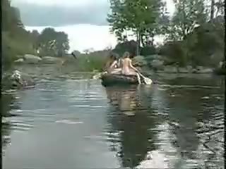 Kolme super tytöt alaston tytöt sisään the viidakko päällä vene varten miehuus metsästää
