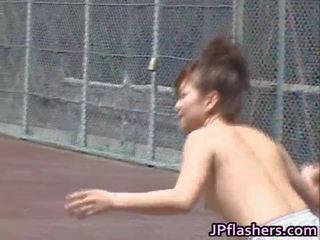 Azzimato asiatico bambole practicing nuda