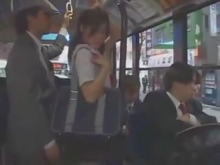 Asiatico giovanissima lassie tastata in autobus da gruppo